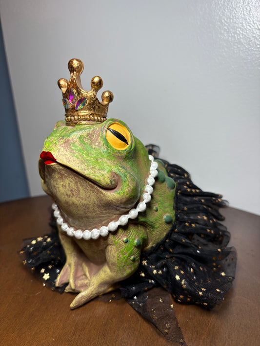 I’m Already A Beautiful Frog, Don’t Kiss Me Statue