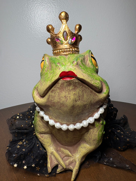 I’m Already A Beautiful Frog, Don’t Kiss Me Statue
